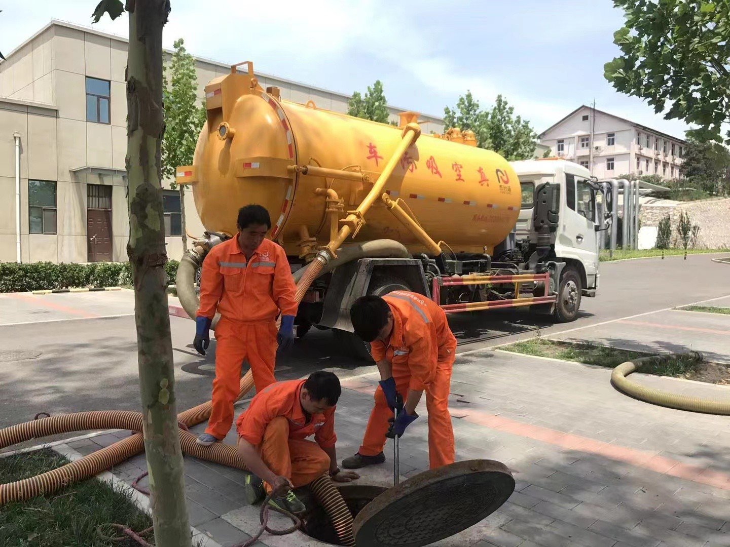 三伏潭镇管道疏通车停在窨井附近