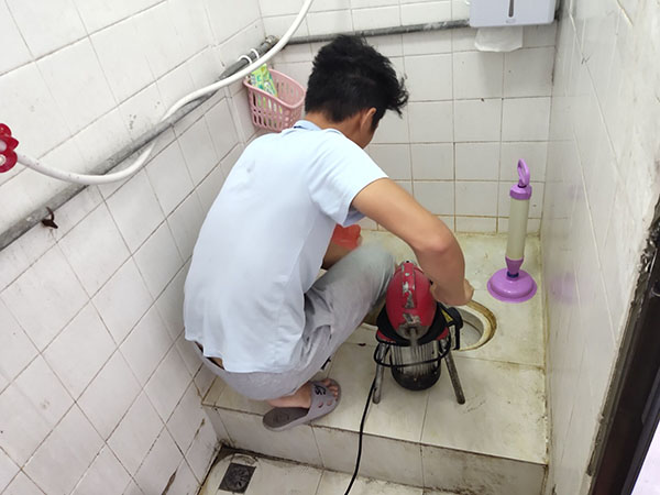 三伏潭镇管道堵塞冒臭气 专业师傅现场解决问题